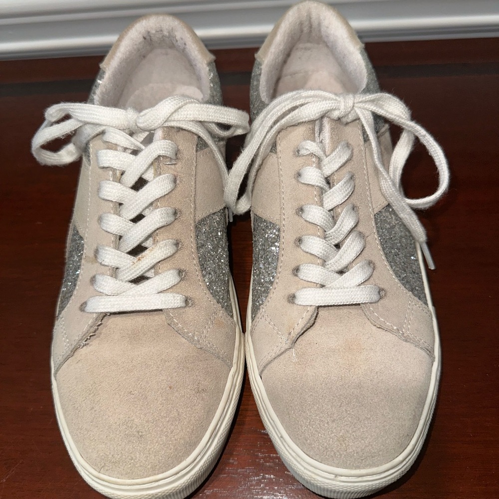STEVEN NEW YORK, WOMENS SUEDE/METALLIC PLATINUM SKATER SNEAKERS    Size: 9.5